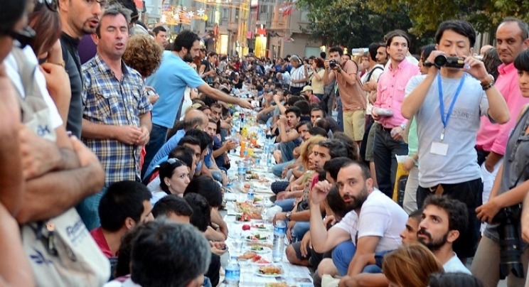 Muslimani organizovali iftar na ulici za stanare izgorjele zgrade