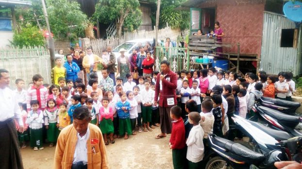 ေဒၚေအာင္ဆန္းစုၾကည္ ေမြးေန႔အထိမ္းအမွတ္ ေက်ာင္းသုံးပစၥည္းမ်ားလႉဒါန္း