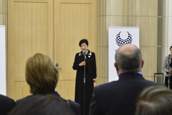 小池東京都知事がアバヤでラマダンカリーム！