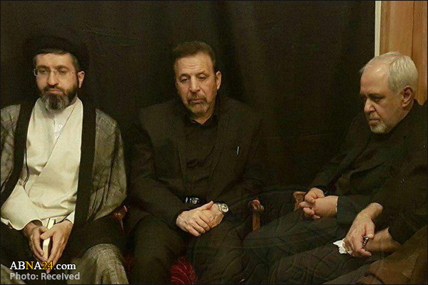 صورة / نجل قائد الثورة الاسلامية وظريف في احياء ليلة القدر
