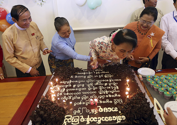 ျပည္သူမ်ား တစ္ဦးအေပၚတစ္ဦး ေမတၱာထားၿပီး အားလုံးစိတ္ခ်မ္းသာေအာင္ လုပ္ေဆာင္ၾကရန္ ေမြးေန႔ရွင္ ေဒၚေအာင္ဆန္းစုၾကည္ မွာၾကား