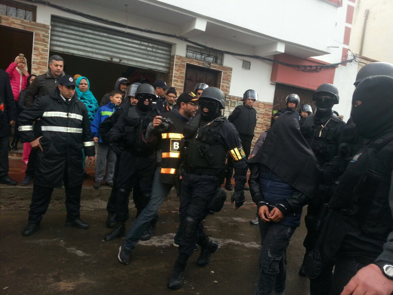 القبض على 3 عناصر إرهابية والعشرات من المهربين بالجزائر
