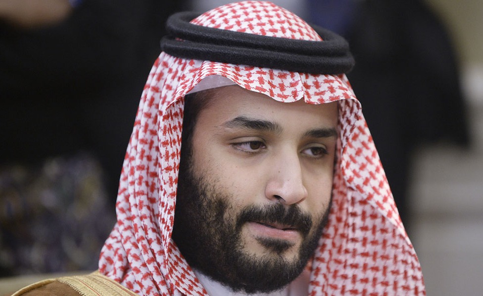 "بن سلمان" يتعرض لمحاولة اعتداء أثناء مبايعته قبل أن يتدخل الحرس + (فيديو)