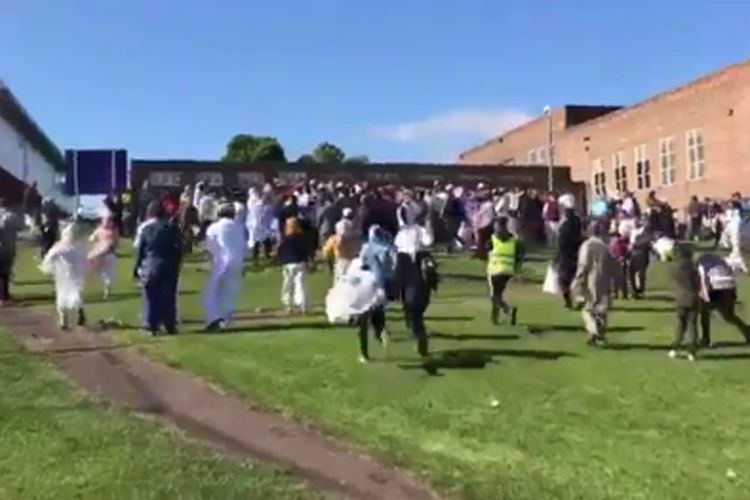 Sebuah Mobil Tabraki Umat Muslim Usai Shalat Id di Newcastle