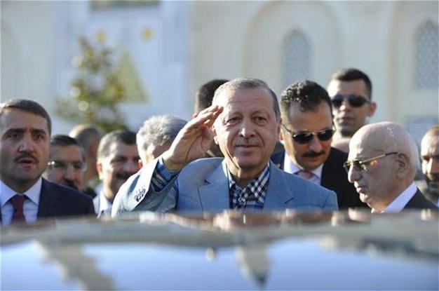 أردوغان يفقد الوعي أثناء صلاة العيد في المسجد