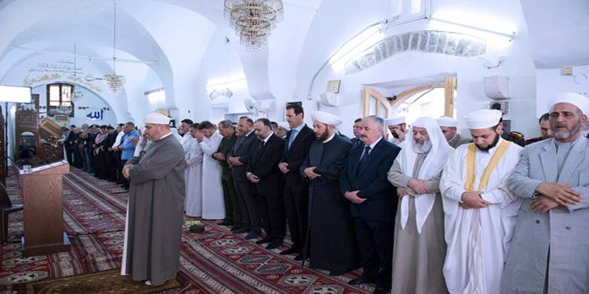 Le président Bachar al-Assad effectue la prière de l’Aïd al-Fitr dans la mosquée Al-Nouri à Hama