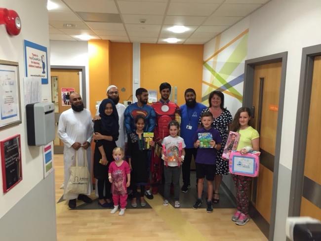 Miembros de la Fundación de Beneficencia de Musulmanes de Bolton Realizaron una Visita a los Niños Internos en el hospital Local