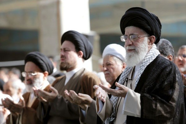 Imam Jameneí Dirige la Oración de Eid al-‎Fitr 