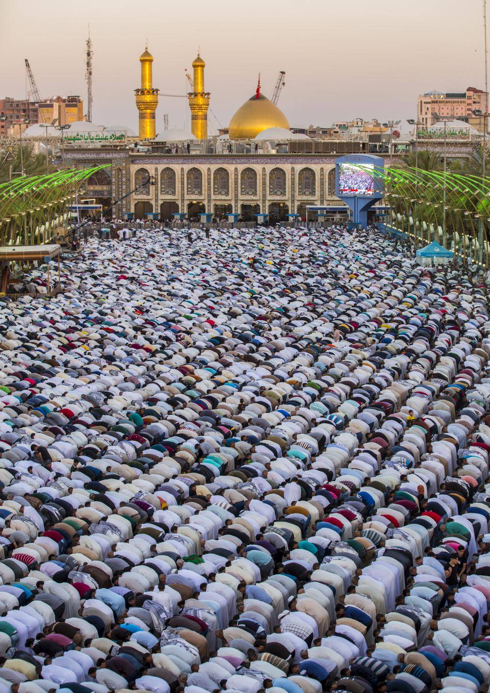 تقرير مصور/ صلاةُ العيد في حرمي الإمام الحسين وأخيه أبي الفضل العبّاس (ع)