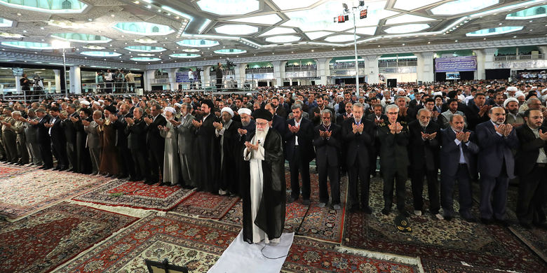  Iranians mark Eid al-Fitr with prayers