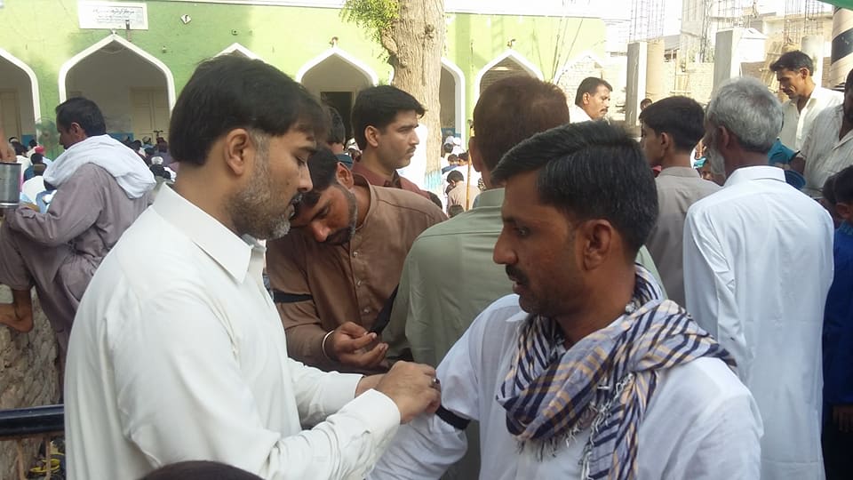 اصغریہ تحریک کی جانب سے نماز عید کے موقع پر سیاہ پٹیاں باندھی گئیں+ تصاویر