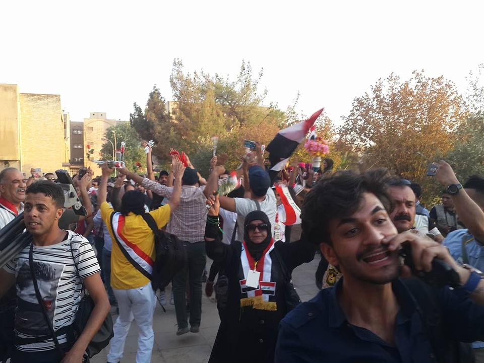 وفد من المثقفين والإعلاميين والفنانين يصل الى مبنى جامعة الموصل+(صور)