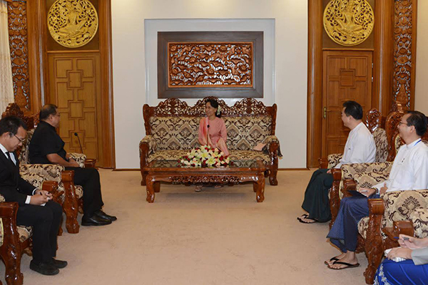 ေဒၚေအာင္ဆန္းစုၾကည္က ျမန္မာလုပ္သားအေရးႏွင့္ပတ္သက္၍ ထိုင္းသံအမတ္ႀကီးကို ေခၚယူေတြ႕ဆံု