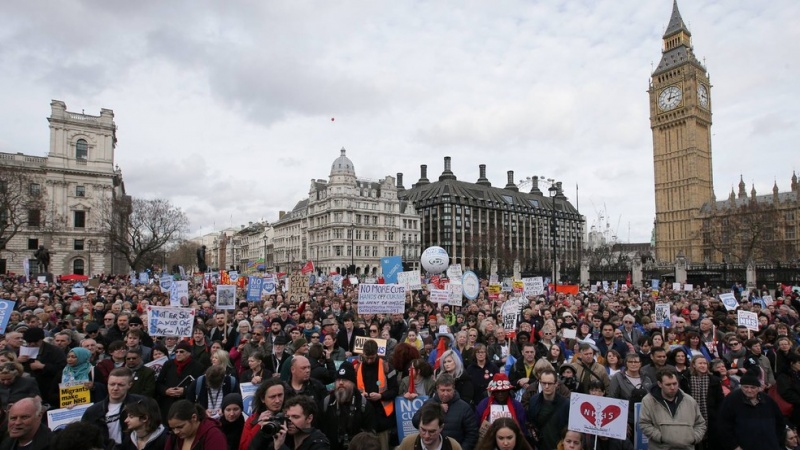 Milhares vão às ruas em Londres contra austeridade do Governo