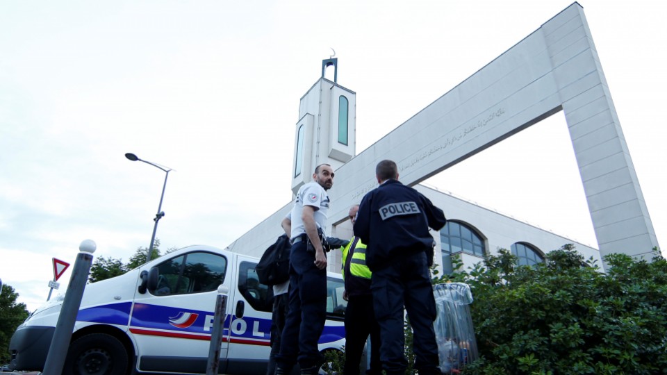 “Un Islamófobo en Francia Intentó Atropellar a Musulmanes sin Éxito” 