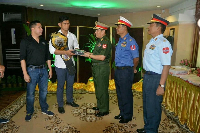 ေအာင္လအန္ဆန္က ဗိုလ္ခ်ဳပ္မွဴးႀကီး မင္းေအာင္လိႈင္ကို လက္ေဝွ႔အိတ္ လက္ေဆာင္ေပး