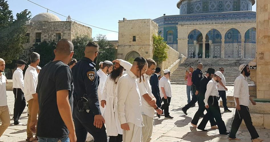 Zionist Settlers desecrate Aqsa mosque in incursion