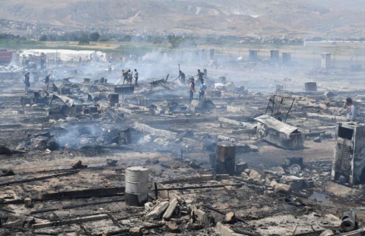 Fire destroys Syrian refugee camp in Lebanon, kills one / Pics