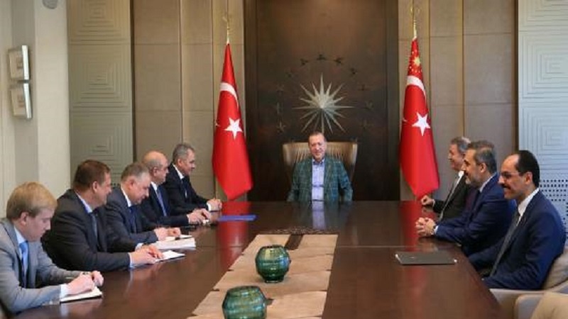 Erdogan recebeu a visita do chefe de defesa da Rússia em meio da tensões na fronteira síria
