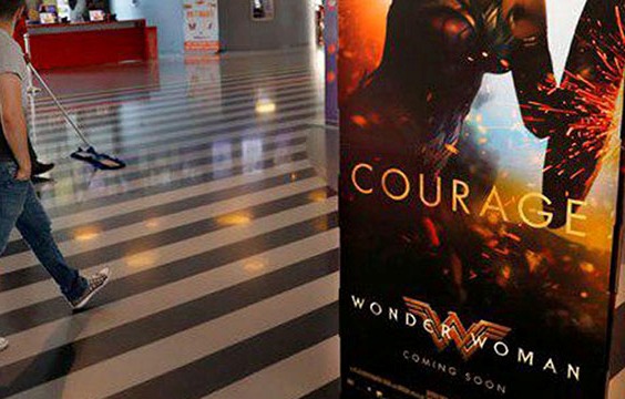 مجندة إسرائيلية بطلة فيلم في دور السينما في البحرين !