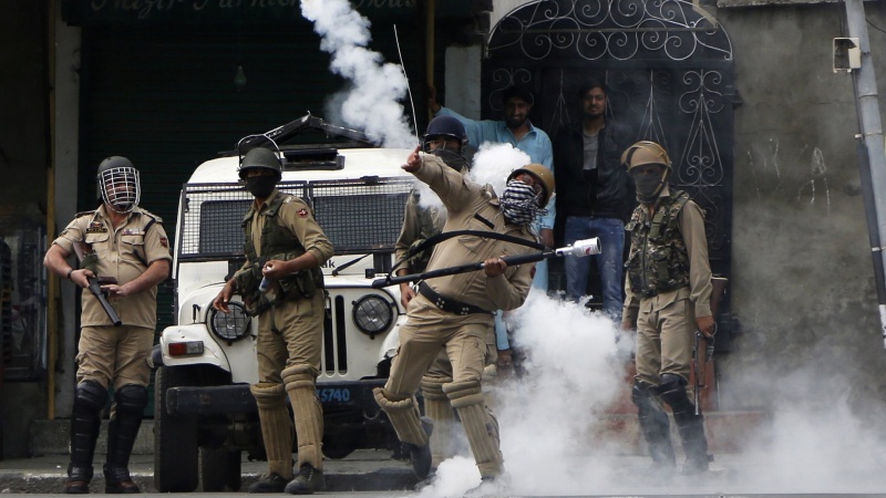 کشمیر میں تصادم 3 ہلاک 10 زخمی