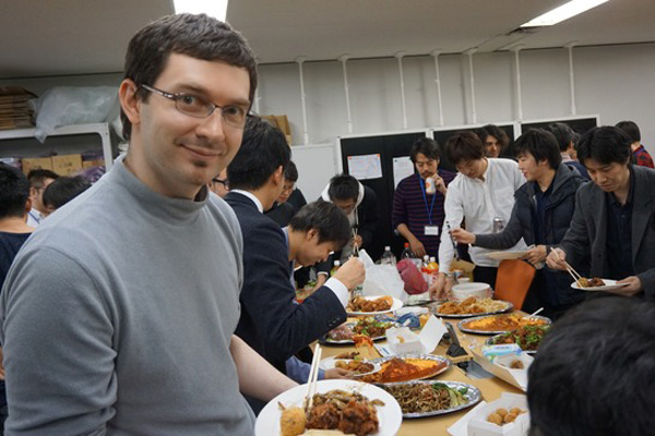  第二四半期全社会議後の食事をハラールフードに
