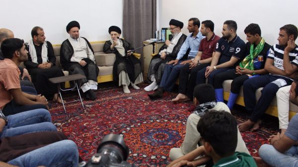المرجع الحكيم يدعو الشباب للبصيرة من دينهم بمعرفة الحقيقة والحق والتضحية من أجلهما 