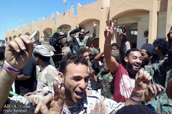 تقرير مصور/ الليبيون يحتفلون بتحرير مدينة بنغازي بعد سنوات الحرب