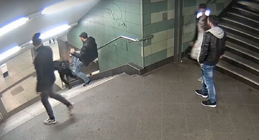 فيديو/ ماذا حل بالشخص الذي ركل فتاة محجبة في المترو بألمانيا
