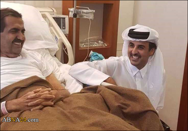 أمير قطر يزور والده في المستشفى بعد إجرائه جراحة في الساق