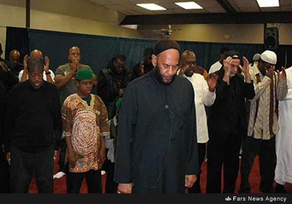 Los Angeles mosque prayers leader in FBI custody for hours