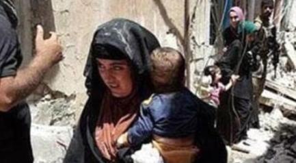 صور لانتحارية تحمل طفلا قبل تفجير نفسها بالموصل القديمة