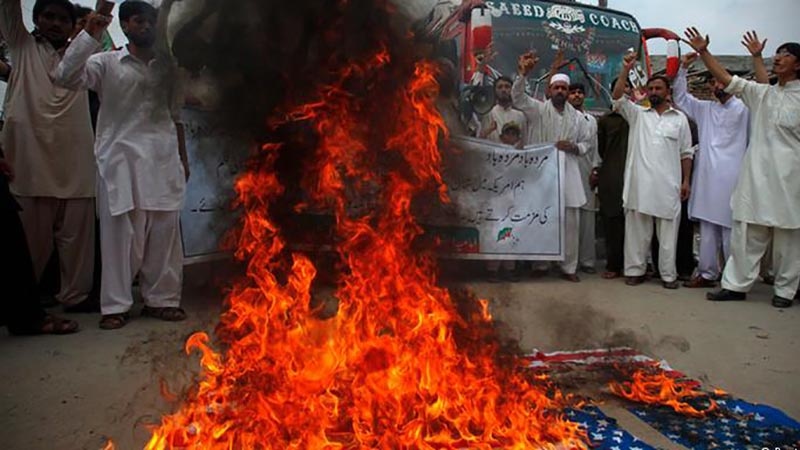 پاکستان میں امریکہ اور اسرائیل کے خلاف احتجاج، پرچم نذر آتش