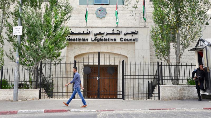 Fatah halts paying salaries of Hamas-affiliated MPs