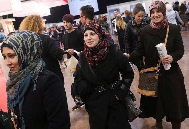 محكمة هولندية تعوض طالبتين مسلمتين بـ10 آلاف يورو لاستبعادهن من "صورة جماعية" 