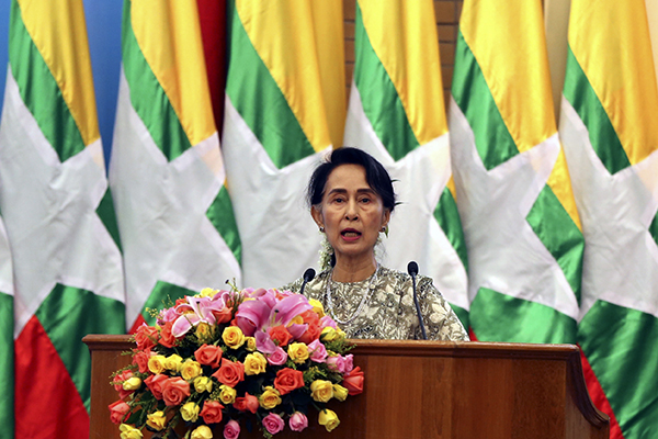 ႏုိင္ငံ့ဝန္ထမ္းမ်ား သင့္တင့္မွ်တေသာ လုပ္ခလစာရရွိရန္ အစြမ္းကုန္ႀကိဳးစားေပးမည္ဟု ေဒၚေအာင္ဆန္းစုၾကည္ ကတိျပဳ ဒီမိုကေရစီစနစ္တြင္ မလုပ