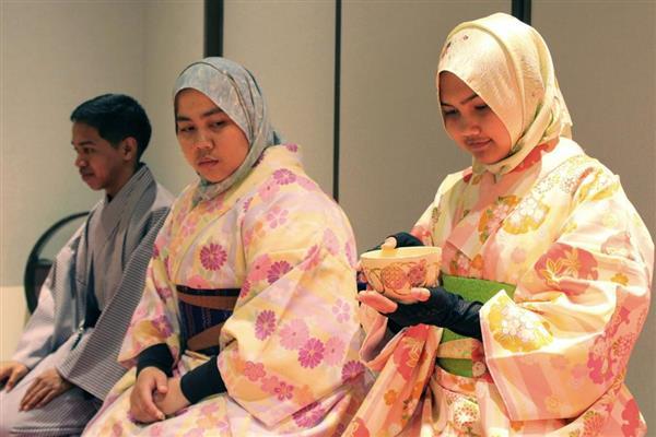 着物を「ヒジャブ」に再利用、ムスリムの人たちに「和の心」を　奈良でレンタル開始