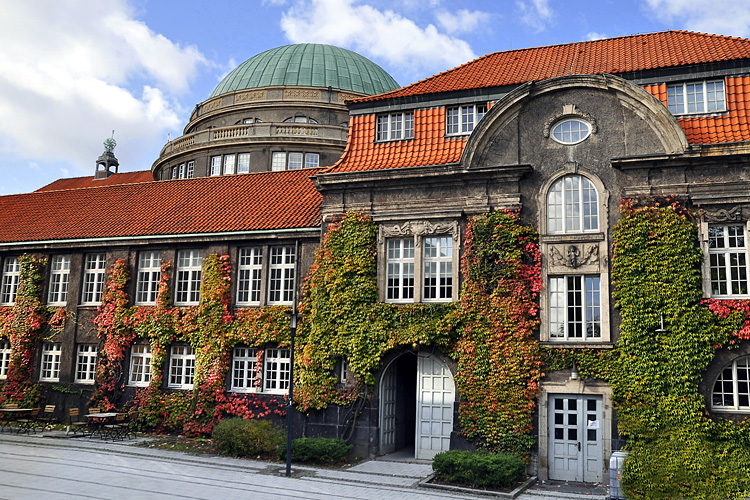 “La Universidad de Hamburgo Otorgó un Salón a los Estudiantes Musulmanes para que Realicen Allí sus Oraciones” 