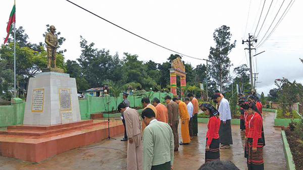 ဗုိလ္မွဴးႀကီးဗထူး၏ ပုံတူ ေၾကး႐ုပ္တုကုိ ရြာငံၿမိဳ႕တြင္စုိက္ထူ