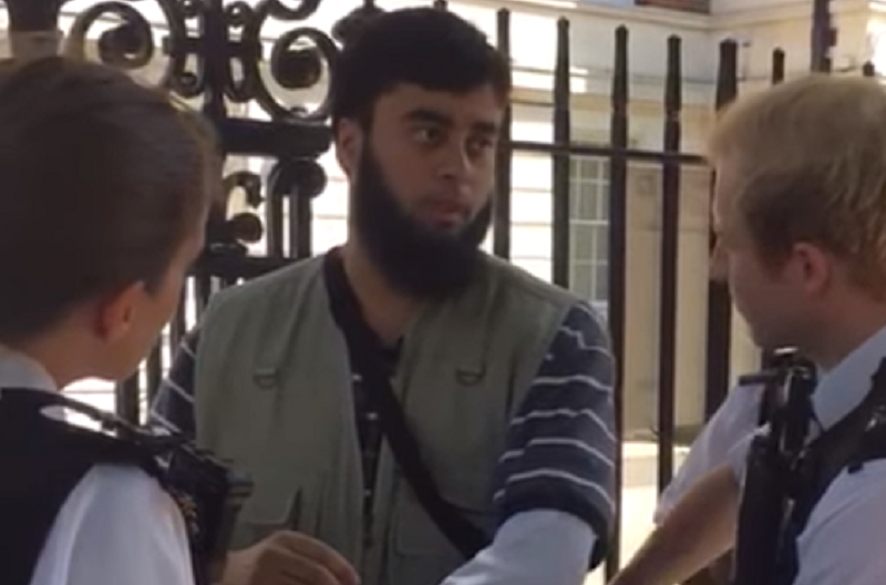 UK Muslim worshiper stopped, searched on way to mosque for wearing too many clothes