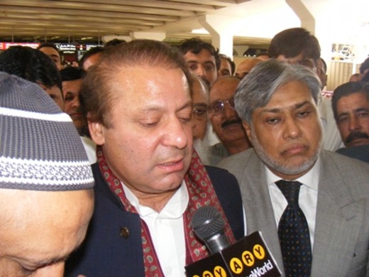 نواز شریف پاکستان میں وزیراعظم اور دبئی میں ملازم