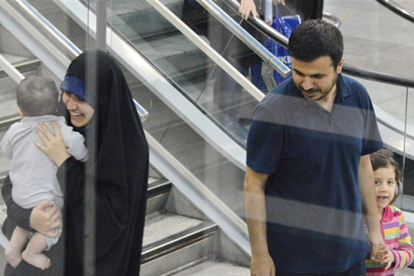 アメリカ・ボストン空港で、警察がイラン人研究者に不当な対応