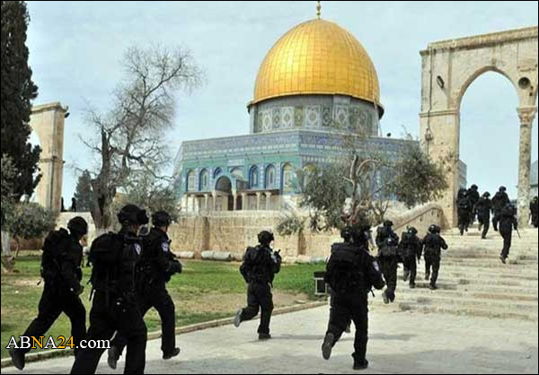 استشهاد 3 فلسطينيين ومقتل جنديين للاحتلال باشتباكات المسجد الأقصى + (فيديو)