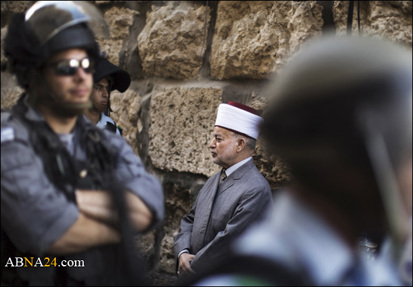 القوات الإسرائيلية تعتقل مفتي القدس والأراضي الفلسطينية