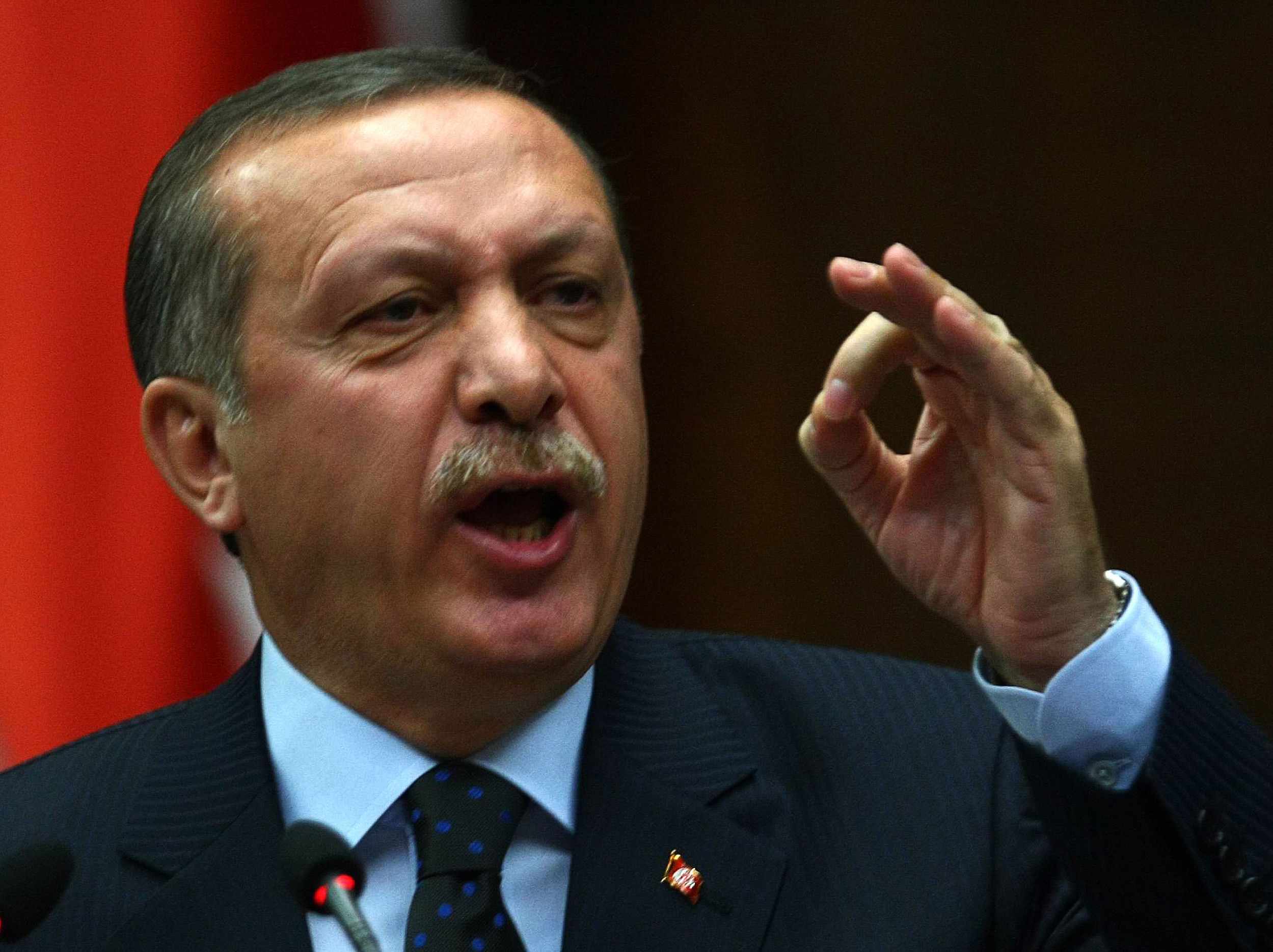 اردوغان يتعهد "انتزاع رؤوس الخونة" بعد عام من محاولة الانقلاب عليه