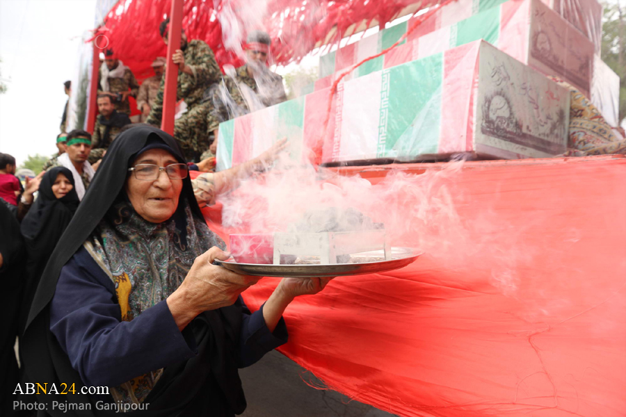 تقرير مصور/ الاهالي يستقبلون جثامين لشهداء مجهولين في اصفهان 