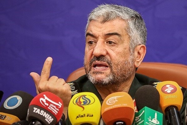 اللواء جعفري : على أمريكا إغلاق قواعدها حتى مسافة ألف كيلومتر عن إيران