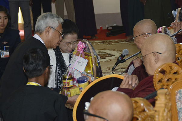 အာဇာနည္ေခါင္းေဆာင္ႀကီးမ်ားအား ရည္စူး၍ သမၼတႏွင့္ ဇနီး ကုသိုလ္ျပဳအမွ်ေပးေဝ