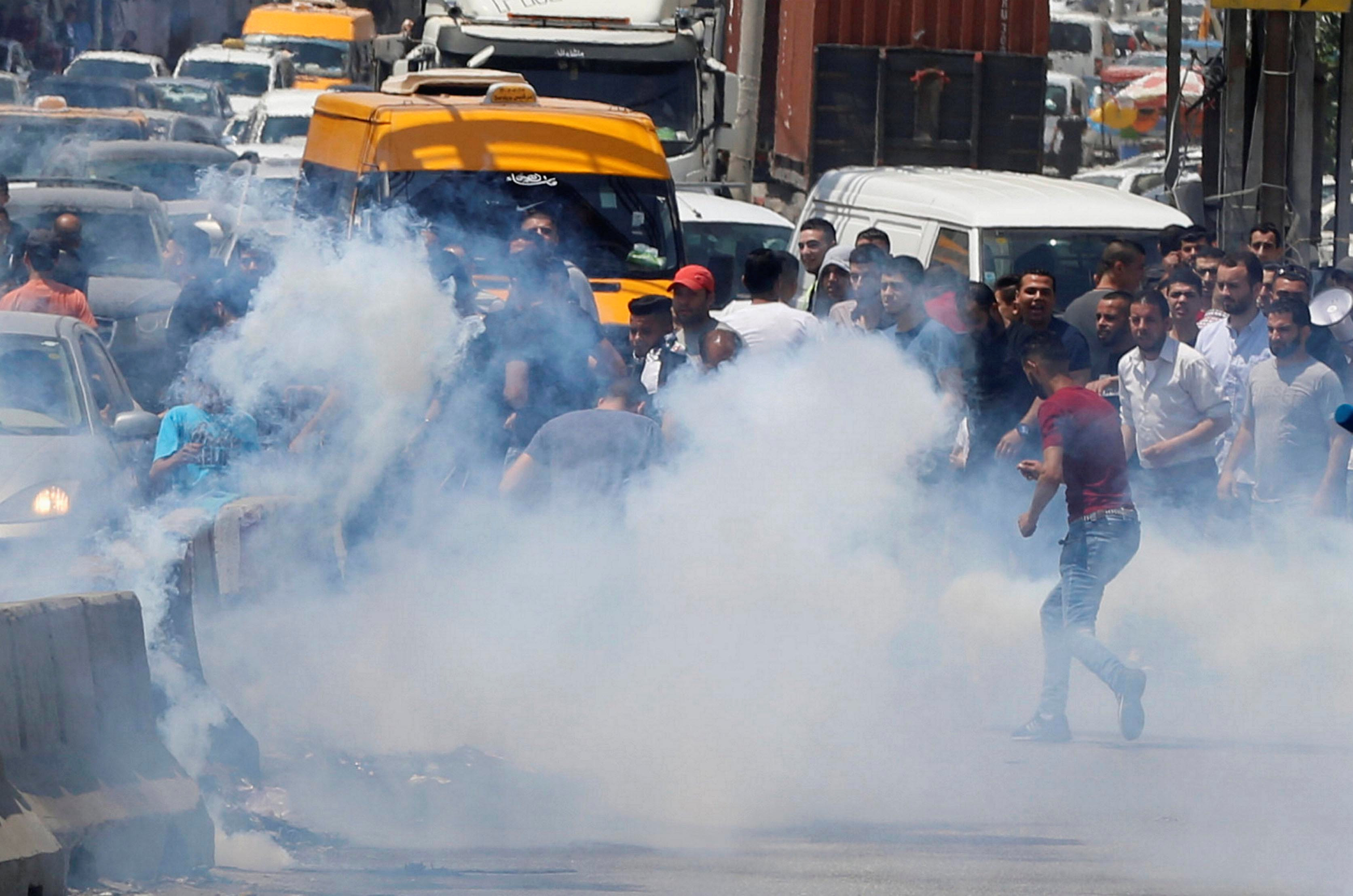 شهيد وعشرات الجرحى خلال مواجهات بين الفلسطينيين والقوات الإسرائيلية في القدس