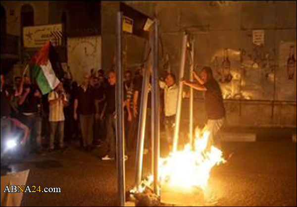 الفلسطينيون يرفضون "البوابات الإلكترونية".. بإحراق مجسماتها